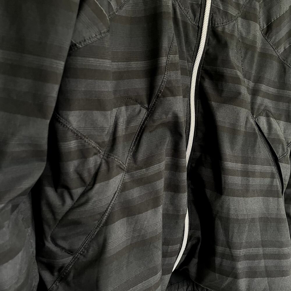 Lululemon Run Hustle Black and Grey Stripe Poncho Jacket Size 8 - Picture 10 of 10